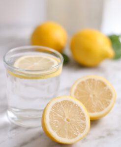 Wasser mit einem Schuss Zitrone – schmeckt gut und ist gesund!