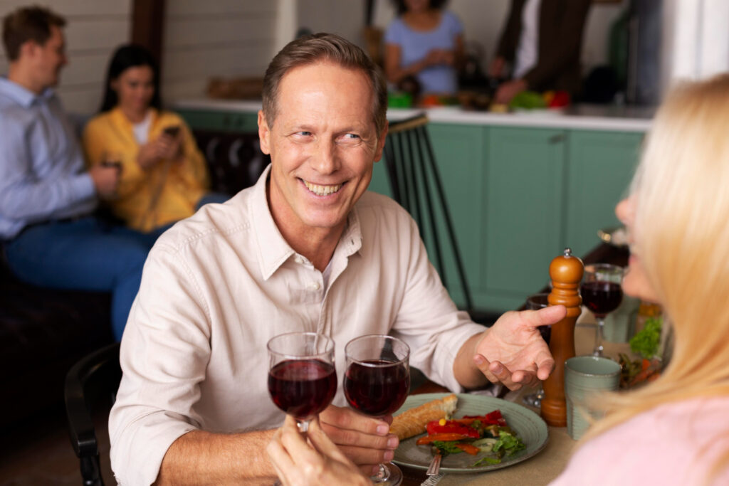 Mann über 50 bei einem Date, der nachdenklich und höflich wirkt. Beobachte ihn in alltäglichen Situationen, um seine wahre Persönlichkeit zu erkennen.