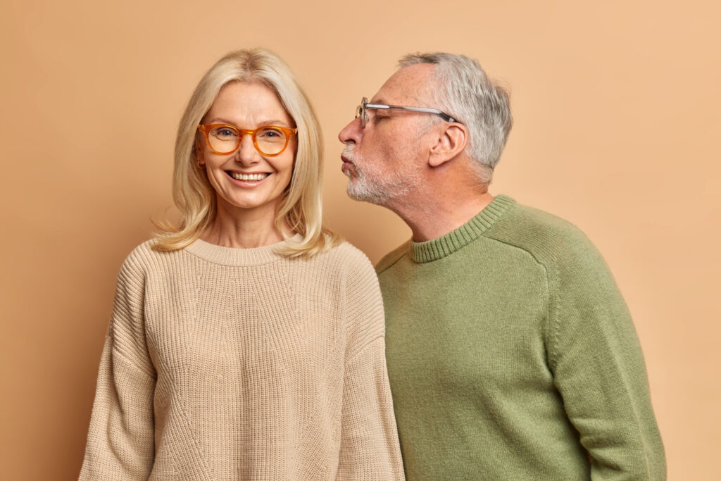 Bist du eine Frau 50+? So erkennst du den Prinzen unter den Fröschen